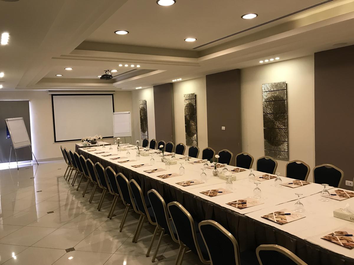Capri Hotel Suites Аман Екстериор снимка